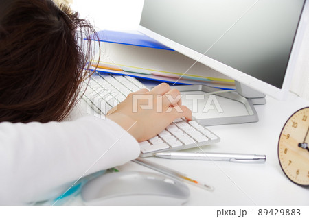 パソコン仕事に疲れている女性 89429883