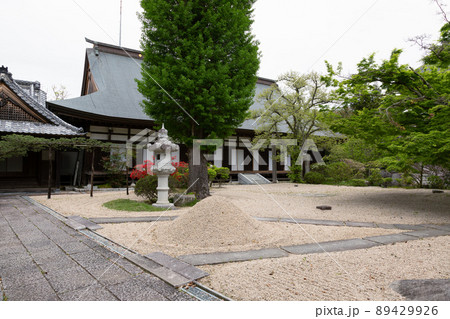 春の曜光山月山寺の境内と客殿【茨城県桜川市】 89429926