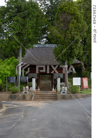 萬福寺にある茅葺き屋根の仁王門【茨城県行方市】 89429932