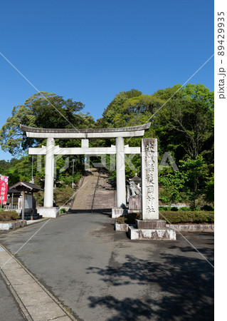 偕楽園内の桜山にある春の茨城県護国神社の鳥居 89429935