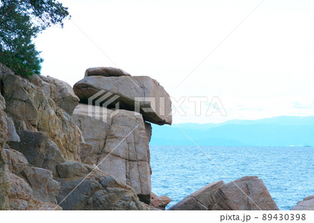 椿の島・大飛島 沖浦地区の海岸の岩と遙かに望む四国 岡山県笠岡市 椿の島・大飛島 沖浦地区の海岸の岩と遙かに望む四国 岡山県笠岡市 89430398