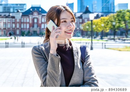 東京丸の内で電話をする若いビジネスウーマン 89430689