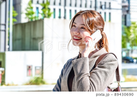 東京丸の内で電話をする若いビジネスウーマン 89430690