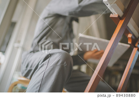 つなぎ姿の画家 89430880