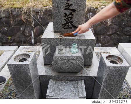 墓掃除でたわしで磨く 墓掃除でたわしで磨く 89431273