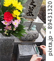 墓参りで線香に火を灯すところ 89431320