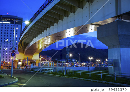 下から見上げた函館市ともえ大橋の橋の裏　函館市若松町 89431379