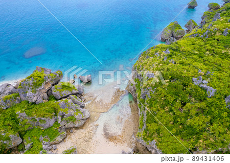 南国沖縄の神秘的なシルミチューの浜と青い海をドローン撮影 89431406
