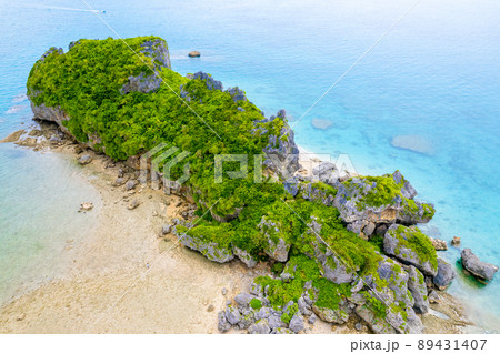 南国沖縄の神秘的なシルミチューの浜と青い海をドローン撮影 南国沖縄の神秘的なシルミチューの浜と青い海をドローン撮影 89431407