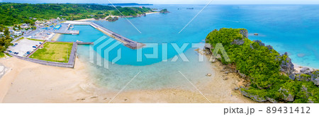 南国沖縄の神秘的なシルミチューの浜と漁港をドローンでパノラマ撮影 南国沖縄の神秘的なシルミチューの浜と漁港をドローンでパノラマ撮影 89431412