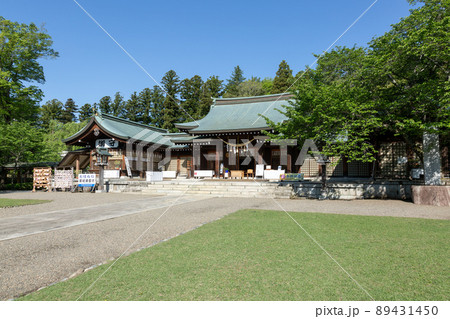 偕楽園内の桜山にある春の茨城県護国神社の拝殿 89431450