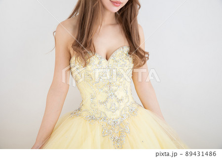 黄色のドレスを着た女性　Woman in dress 89431486