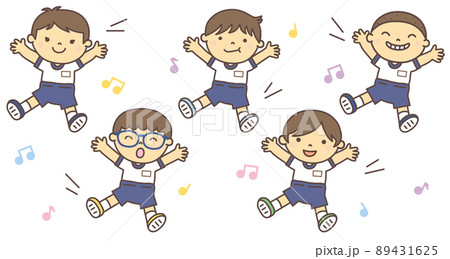 ユニフォームを着てみんなで楽しそうにダンスを踊る、男の子たち ユニフォームを着てみんなで楽しそうにダンスを踊る、男の子たち 89431625