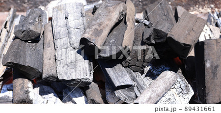バーベキューコンロの炭 89431661