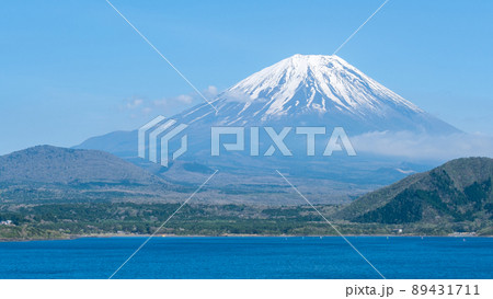 本栖湖と富士山（春） 89431711
