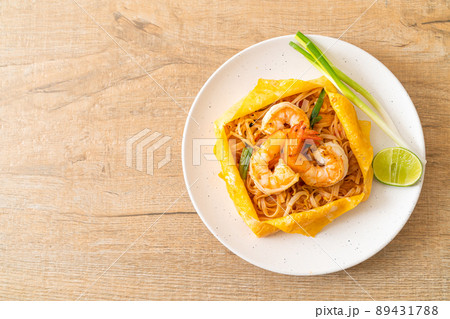 Thai stir fried noodles with shrimps and egg wrap (Pad Thai) 89431788