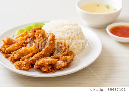 Hainanese chicken rice with fried chicken 89432101