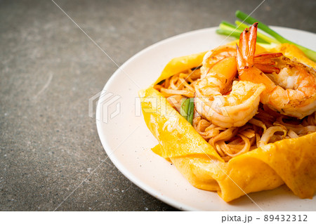 Thai stir fried noodles with shrimps and egg wrap (Pad Thai) 89432312