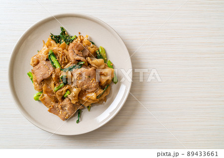 Stir-fried rice noodle with black soy sauce and pork and kale 89433661