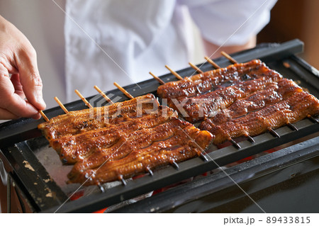 ウナギの蒲焼を炭火で焼く 89433815