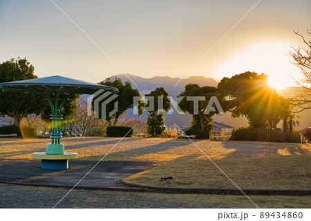 大分県速見郡日出町の大晦日の夕日 89434860