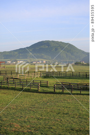 北海道・日高地方の牧場 89435595