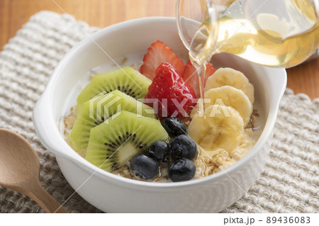 朝食に調理したオートミールを食べる 89436083