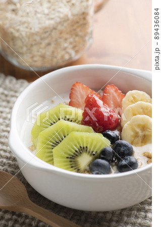 朝食に調理したオートミールを食べる 89436084