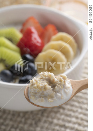 朝食に調理したオートミールを食べる 89436089