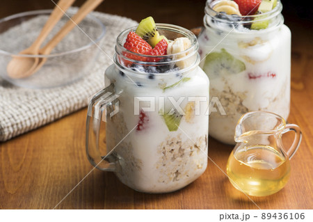 フルーツとヨーグルトのオーバーナイトオーツ 89436106