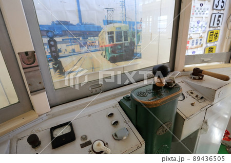 市電の展示（レトロでんしゃ館　市電2000形、2017号　愛知県 日進市） 89436505