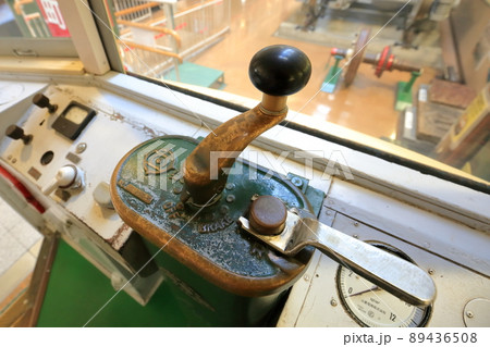 市電の展示（レトロでんしゃ館　市電2000形、2017号　愛知県 日進市） 89436508