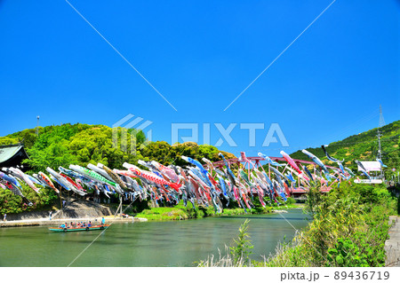 佐賀県　風薫る川上峡に泳ぐ五月鯉 89436719