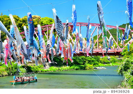 佐賀県　風薫る川上峡に泳ぐ五月鯉 89436926