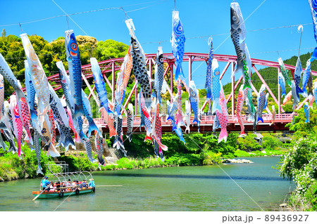 佐賀県　風薫る川上峡に泳ぐ五月鯉 89436927