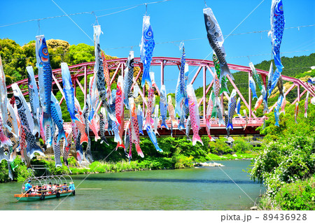 佐賀県　風薫る川上峡に泳ぐ五月鯉 89436928