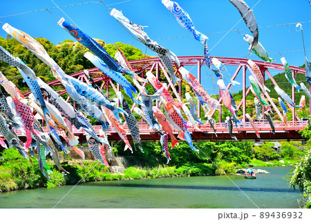 佐賀県　風薫る川上峡に泳ぐ五月鯉 89436932