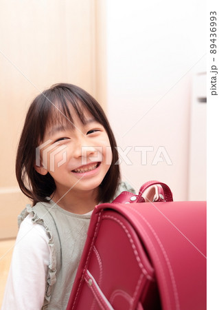 ランドセルを持つ小学1年生の女の子 ランドセルを持つ小学1年生の女の子 89436993