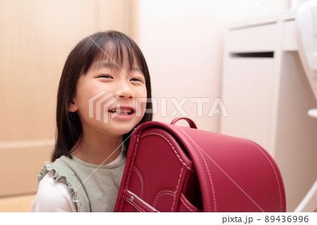 ランドセルを持つ小学1年生の女の子 ランドセルを持つ小学1年生の女の子 89436996