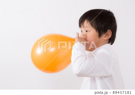 風船を膨らます少年 風船を膨らます少年 89437181