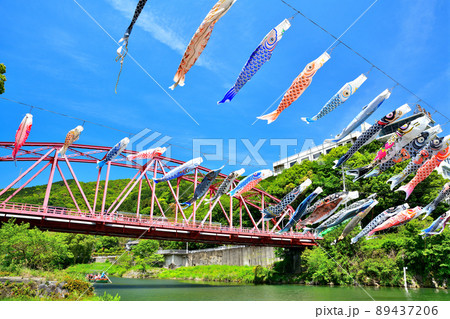 佐賀県　風薫る川上峡に泳ぐ五月鯉 89437206