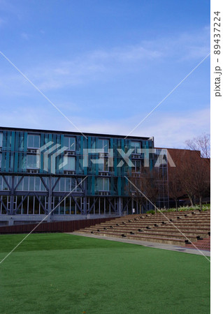 キャンパス　学生生活　大学　芝生広場　校舎　学びの場 89437224