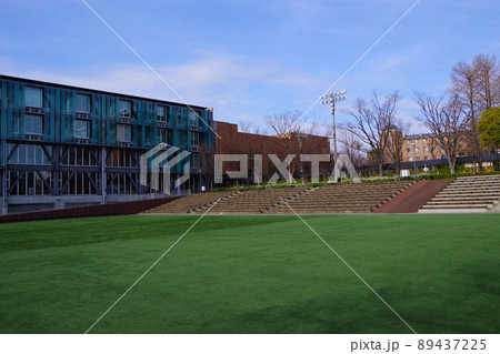 キャンパス　学生生活　大学　芝生広場　校舎　学びの場 89437225