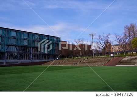 キャンパス　学生生活　大学　芝生広場　校舎　学びの場 89437226