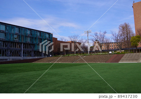 キャンパス　学生生活　大学　芝生広場　校舎　学びの場 89437230
