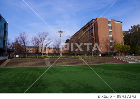 キャンパス　学生生活　大学　芝生広場　校舎　学びの場 89437242
