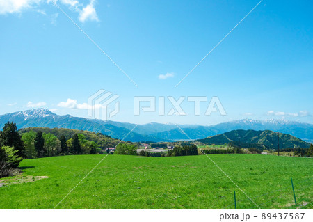 六呂師高原と荒島岳【爽やかな高原の風景】 89437587