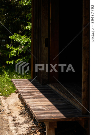日本の古民家の濡れ縁 89437792