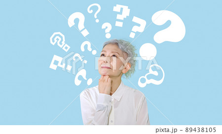 疑問を持つシニア女性 89438105