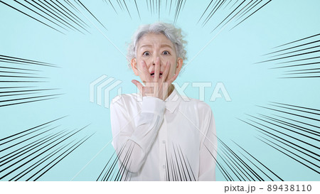 びっくりするシニア女性 89438110